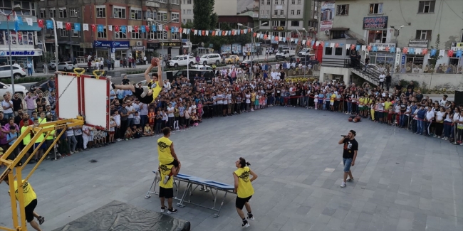 Hakkari’de akrobatik basketbol gösterisi